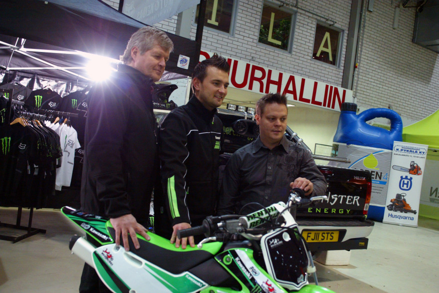 Heikki Kiviniemi (vas.), Mikko Erkkilä ja Vesa Karhumaa kertoivat Motokeitaan Kawasaki-edustuksesta Lahden SM-supercrossissa.