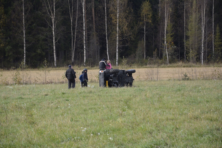 Side-by-side -mönkkäri kaatuu kyljelleen yllättävän helposti...