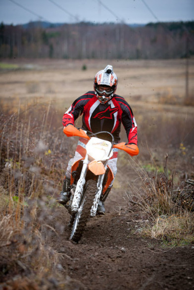 Talentumin toimitusjohtaja Aarne Aktan enduropolulla.