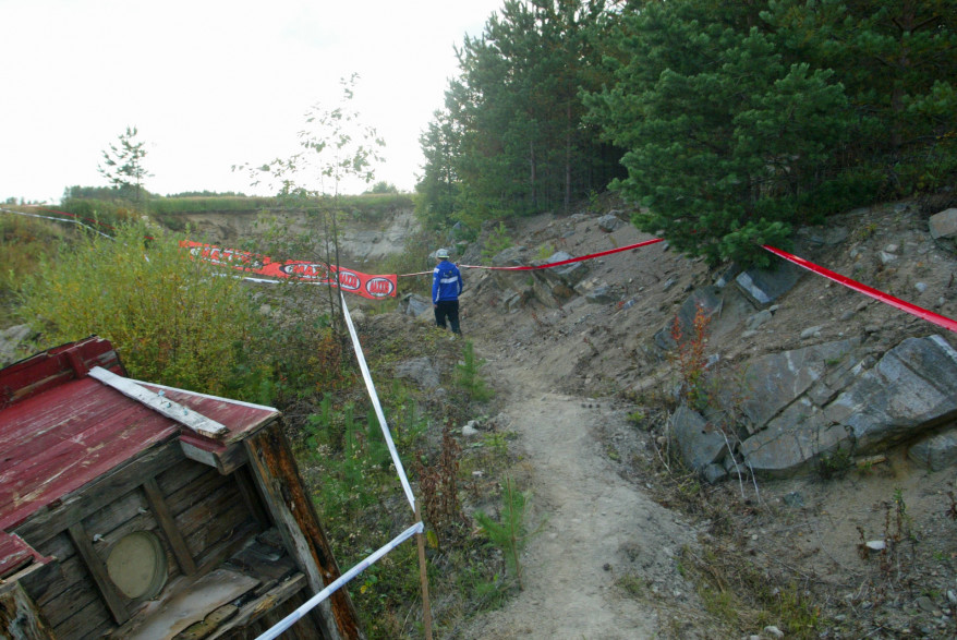 Crossitesti kulkee pääasiassa kaurapellolla, mutta poikkeaa hetkeksi metsään sekä "hiekkakuoppaan."