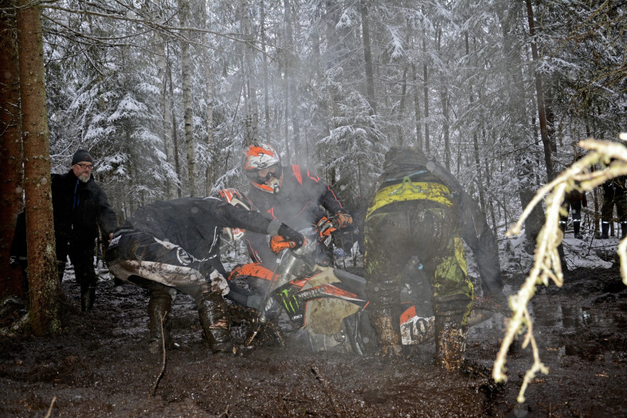 Pikkupakkasista huolimatta ojissa oli Kustaan tapaan runsaasti vettä ja kuraa.