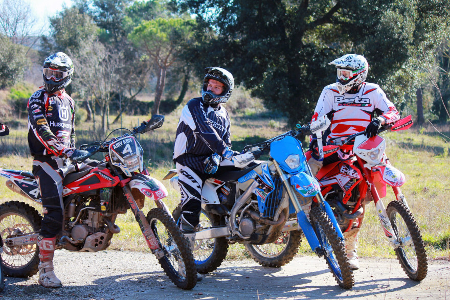 Matti Seistola (Husqvarna)(vas.), Antti Hellsten (TM) ja Marko Tarkkala (Beta) yhteistreeneissä Espanjassa.