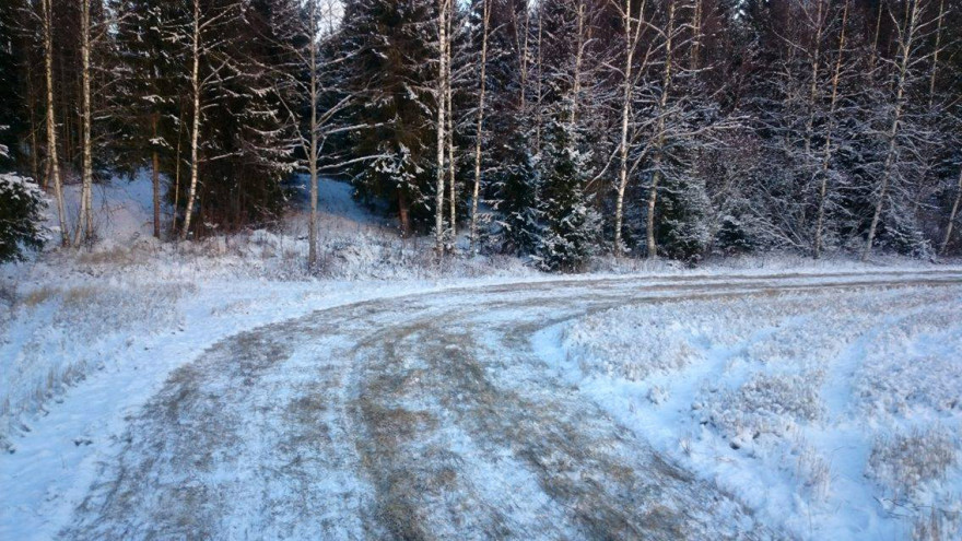 Vaihtelevalla radalla on polkua ja leveämpää baanaa. Radan vaikeimpiin kohtiin tulee harrasteluokalle kevennetty vaihtoehtoreitti.