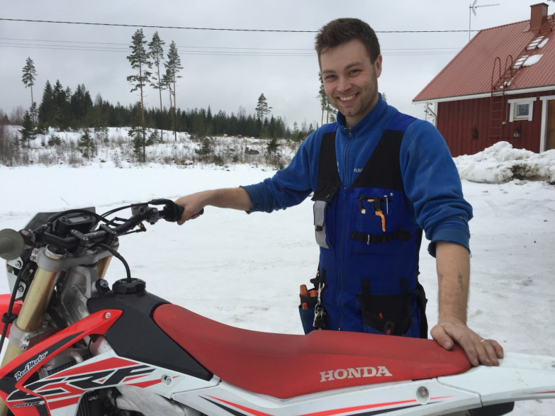 Miko Mellin rakensi Kusti Manniselle "spoorikyhmyn" Päijänteen Ympäriajoon.