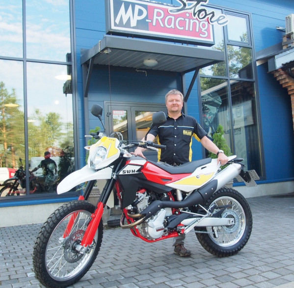 MP-Racingin Sauli Penttilä esittelee SWM RS 650R -pyörää.