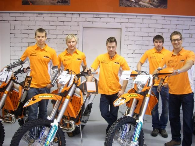 Motopalvelun endurotiimissä ajavat Lauri Pohjonen, Markus Michelsson, Miko Mellin, Riku Nikander ja Oskari Kantonen.