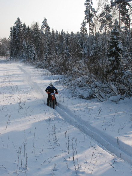 Kilpailun johtaja Tero Raittila kilpailureitillä.