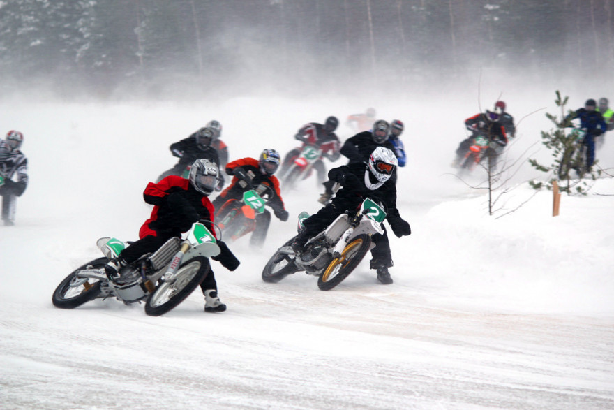 Kauden 2011 JR1 SM-kärkikaksikko Jani Pirttinen (1) ja Ville Jauhiainen (2), taustalla Erkki Silvasti (12).