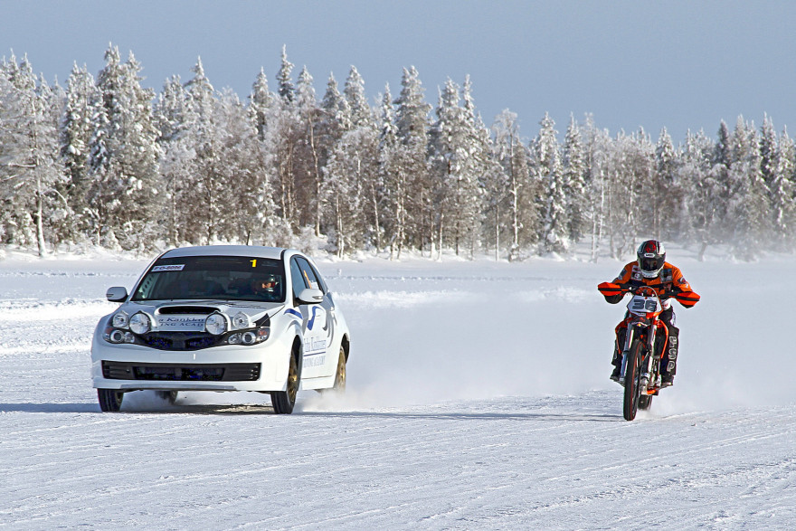 Rallimestari Juha Kankkunen ja Mika Kallio vertailivat Kuusamossa ralliauton ja jääratapyörän suorituskykyjä.