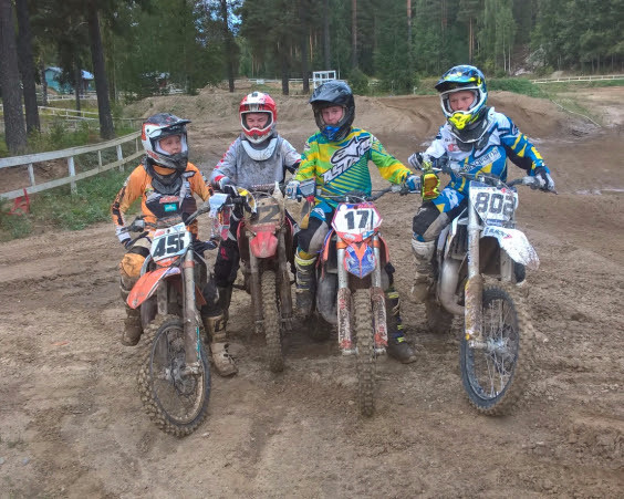 - Hyviä kavereita, hauskanpito, unelmia. Sitä on motocross parhaimmillaan. Aleksi Kurvinen, Tatu Junnola, Joonas Näppi ja Mauno Nieminen yhteisharjoituksissa ennen Heinolan kilpailua.