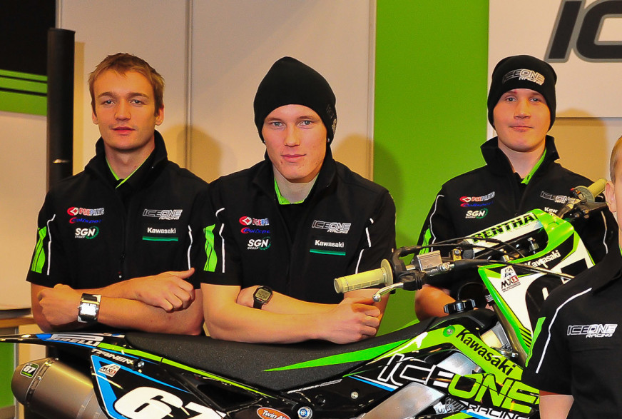 Niko Koskela (oik.) korvannee Dean Ferrisin (vas.) MX1 MM-avauksessa, jossa nähdään myös Santtu Tiainen.