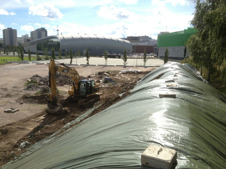 Helsingin supercrossin maa-aines on jo suojassa lähellä messukeskusta.