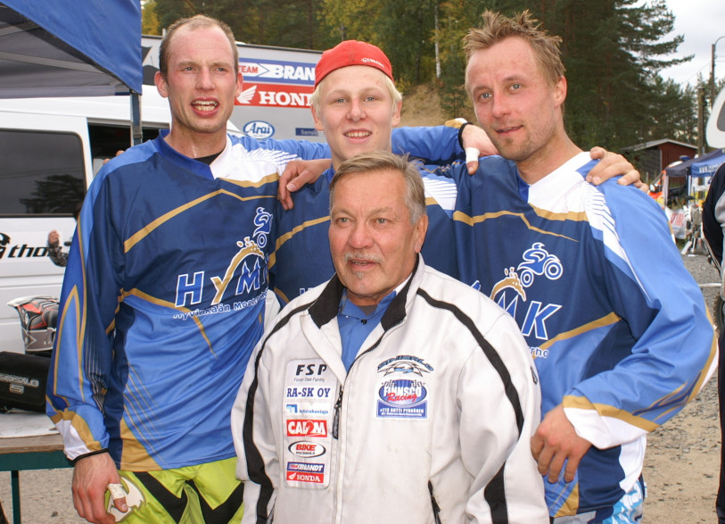 Hyvinkään ykkösjoukkue Jukka Pirinen (vas.), Atte Jousi ja Antti Pyrhönen, sekä joukkueenjohtaja Kari Kiivanen (edessä).