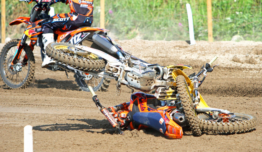 Jeffrey Herlingsin KTM ja Max Anstien Suzuki (päällä) starttikolarin jälkeen.