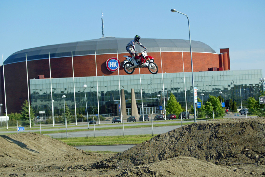 Joni Hynell supercrossin ja supermoton maalihyppyrissä.