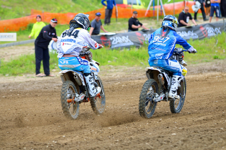 Karl-Robert Reinike (vas.) ja Teemu Lahtinen kävivät tiukan taiston MX125-luokan kakkoserän voitosta.