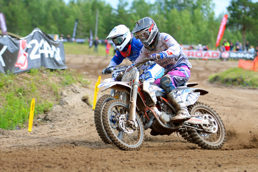 Karl-Robert Reinike (644) puristi kummassakin MX125-erässä Teemu Lahtinen ohi.