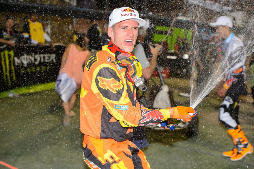 Ken Roczen juhlii uransa ensimmäistä AMA-supercrosstitteliä.