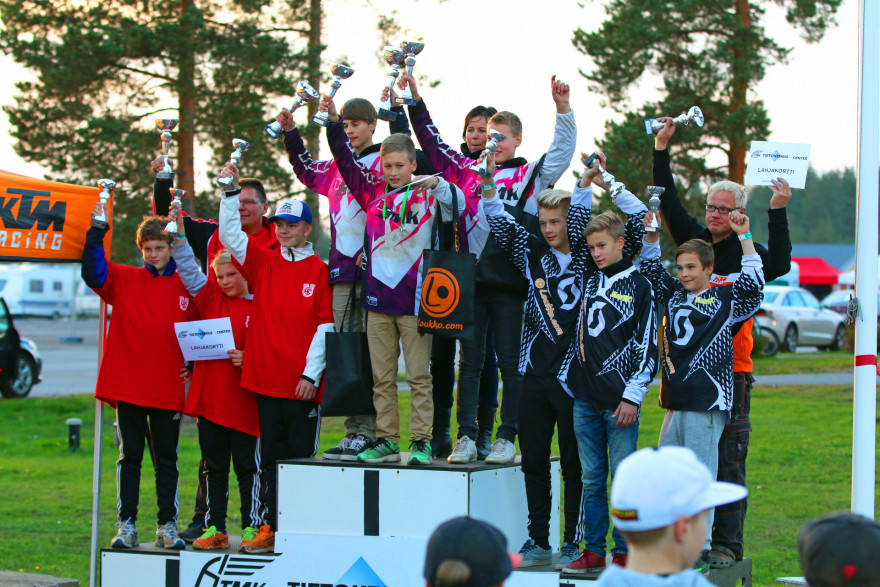 MXC-kerhojoukkueiden parhaat: 2. Kouvolan Motocross (vas.), 1. Jämsän Seudun Moottorikerho, 3. Kurikan Enducross.