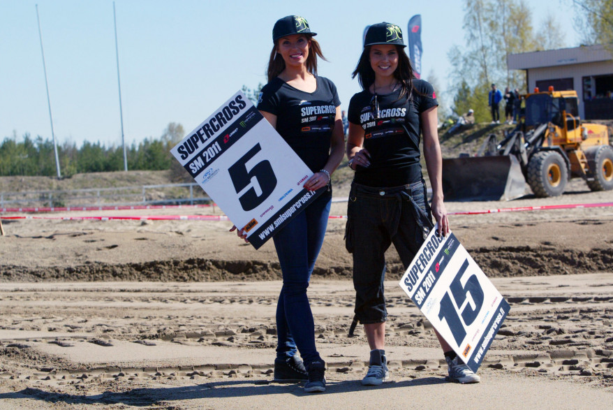 Viivi Pumpanen (oik.) ja Marita Alatalo vuoden 2011 supercrossin Hyvinkään SM-osakilpailussa.