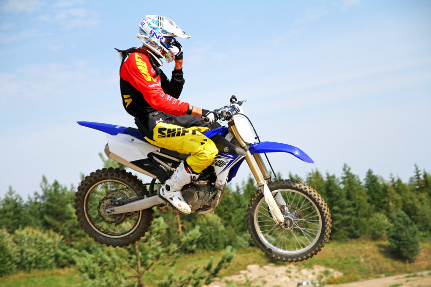 Marko Kovalainen leikitteli vuosimallin 2014 Yamaha YZ450F -pyörällä.