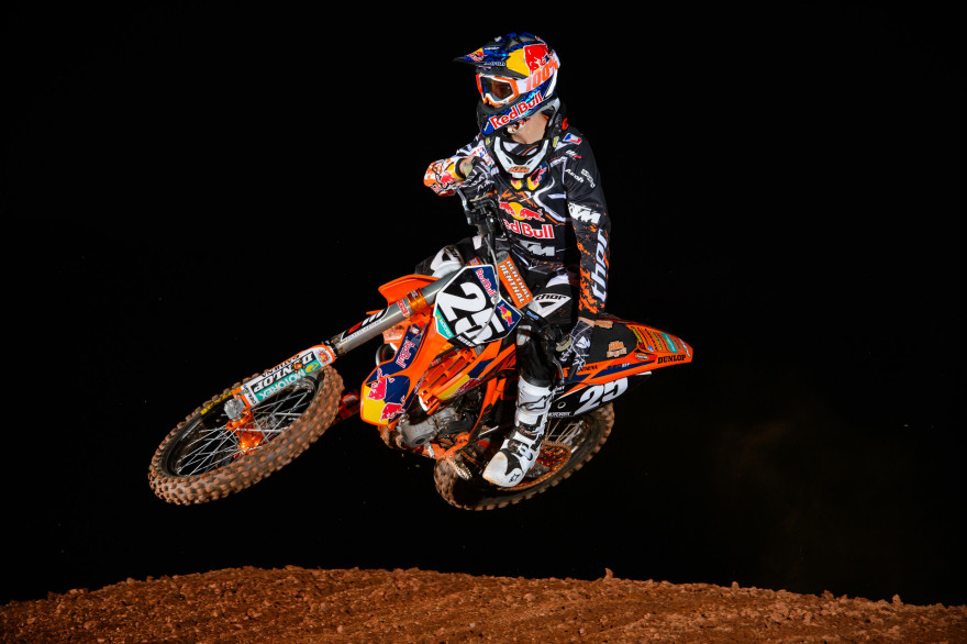 Ranskan Marvin Musquin voitti Geneven supercrossin kokonaiskilpailun ajamalla perjataina voittoon ja lauantaina toiseksi. 