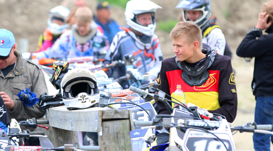 Sami Naukkarinen juhli MX125:n voittoa.