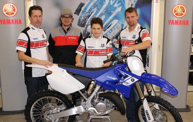 Samuli Jokiniemelle (kesk.) uuden Yamaha YZ125:n luovuttivat Konekesko Oy:n myyntipäällikkö Tero Karhunen (oik.) ja tekninen päällikkö Riku Vaahtera (2. vas). Molemmilla on vahva tausta myös motocrossmekaanikon tehtävistä MM-sarjassa. "Virallisena valvojana" toimi Marko Jokiniemi.