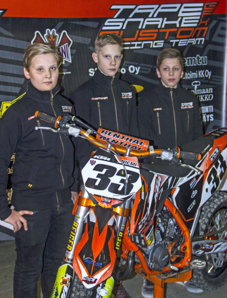 Tapesnake Racing Teamin juniorit Santeri Keränen, Miro Niemi ja Leevi Liimatainen.