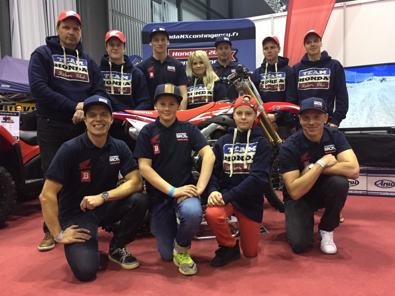 Team Manninen Bros Honda 2017: Brandtin edustaja Patrick Manner (ylävas.) sekä Joonas Näppi, Karl-Robert Reinike, Hanna Mertsalmi, Miska Aaltonen, Miro Lehto ja Matias Murto, Kusti Manninen (alavas.), Verneri Aaltonen, Arthon Alanne ja Erno Aro.