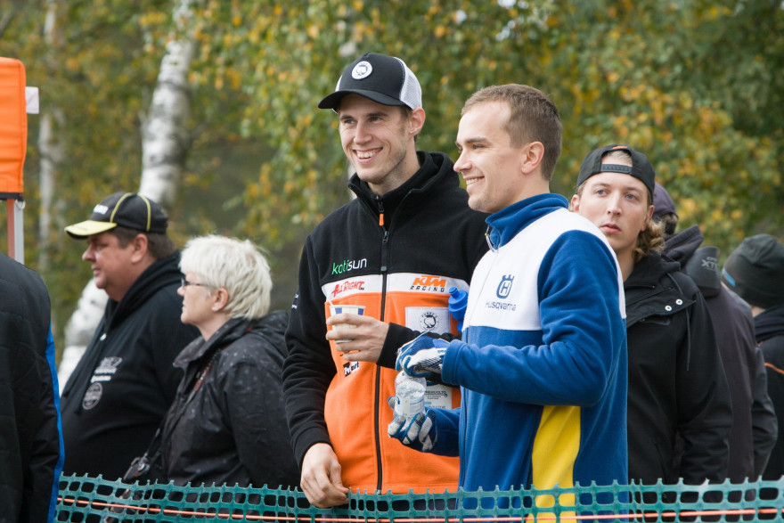 HMK:n Toni Eriksson ja Ludde Söderberg seurailivat tapahtumien erikoista kehittymistä.