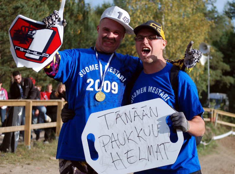 Jussi Nikkilä (vas.) mekaanikkonsa Mikko Anttilan kanssa juhlatunnelmissa.