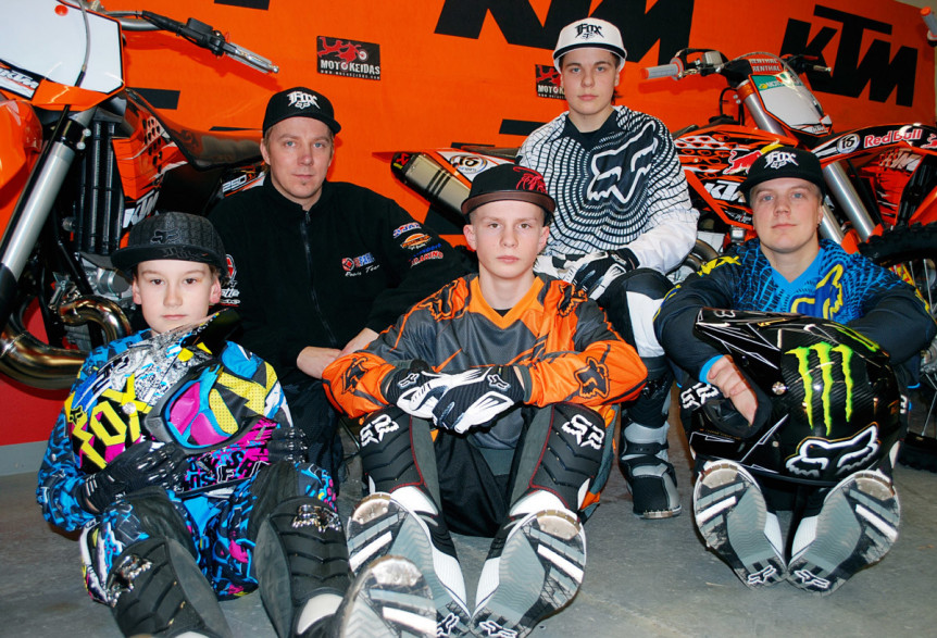 Motokeidas Racing Teamin puuhamies Marko Panula (takana vas.) sekä kuljettajat Sami Talvensaari ja Niko Lehtimäki (edessä vas.), Kalle Rintamäki sekä Jussi Pitkähalme.