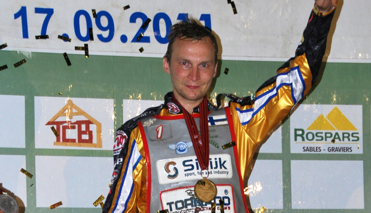 Joonas Kylmäkorpi tuulettaa maailmanmestarina 2011.