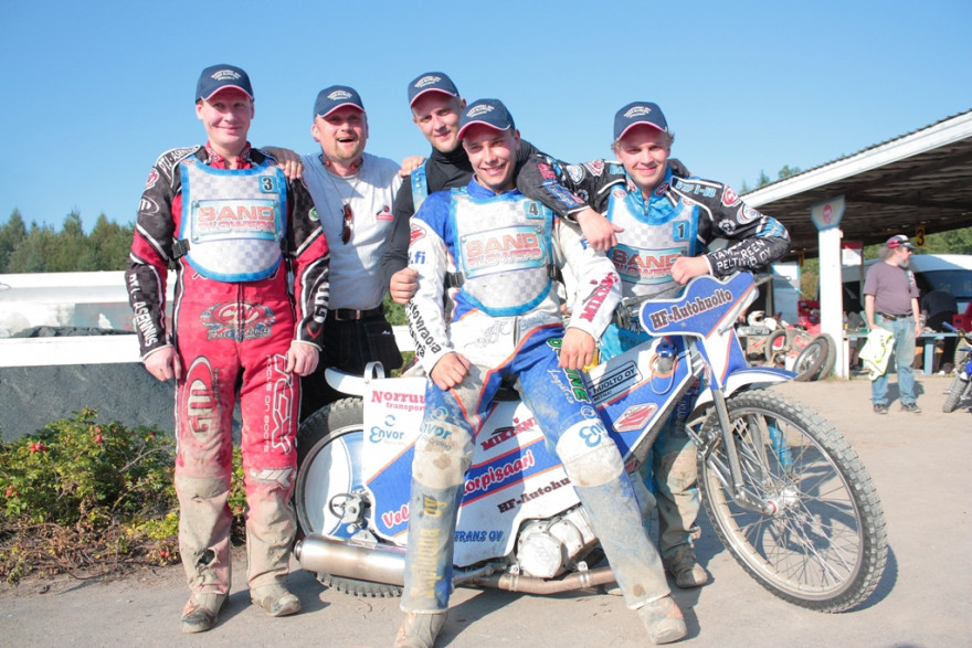 Kuvassa mestari Sand Blowers, vasemmalta Pasi Pullainen, joukkueen johtaja Vikke Virtanen, Andreas Messing, Aarni Heikkilä (pyörän päällä) ja Jari Mäkinen.