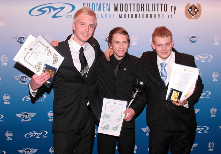 Speedwayn molemmat mestaruudet (yleinen ja U-21) voittanut Timo Lahti (vas.), 80 cc:n Suomen Cupin voittanut Jooa Partanen ja maaradan SM- ja PM-kultaa voittanut Aki-Pekka Mustonen.