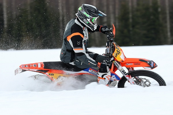 Racingbike Sidecar KTM-tiimin Aleksi Jukola ajoi keväällä uransa ensimmäisen Päijänteen ympäriajon voittoon. Kuva: Jani Hovi