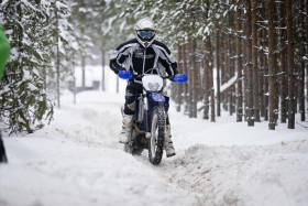 Janne Suominen treenaamassa Shercolla, mutta KaMoKen kilpailussa hän ajaa A2-luokassa Suzukilla.