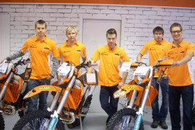 Motopalvelun endurotiimissä ajavat Lauri Pohjonen, Markus Michelsson, Miko Mellin, Riku Nikander ja Oskari Kantonen.