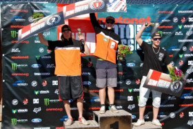 MX1:n kärkikolmikko: 2. Henric Stigell (vas.), 1. Valtteri Malin, 3. Joni Roos.