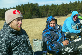 Rene Rannikko (vas.), Joni Hynell ja "Julle" Lehtinen tauolla.