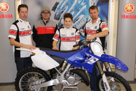 Samuli Jokiniemelle (kesk.) uuden Yamaha YZ125:n luovuttivat Konekesko Oy:n myyntipäällikkö Tero Karhunen (oik.) ja tekninen päällikkö Riku Vaahtera (2. vas). Molemmilla on vahva tausta myös motocrossmekaanikon tehtävistä MM-sarjassa. "Virallisena valvojana" toimi Marko Jokiniemi.