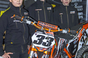 Tapesnake Racing Teamin juniorit Santeri Keränen, Miro Niemi ja Leevi Liimatainen.