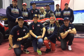 Team Manninen Bros Honda 2017: Brandtin edustaja Patrick Manner (ylävas.) sekä Joonas Näppi, Karl-Robert Reinike, Hanna Mertsalmi, Miska Aaltonen, Miro Lehto ja Matias Murto, Kusti Manninen (alavas.), Verneri Aaltonen, Arthon Alanne ja Erno Aro.