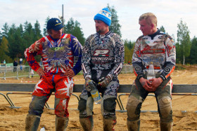 MX1:n ensimmäisen erän tulokset saivat hämmennystä aikaan, mutta lopulta voittajaksi löytyi Niko Koskela (oik.). Tommi Mäkinen (kesk.) oli toinen ja Teemu Lehtinen neljäs.