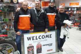 Vasemmalta Pekka Vehkonen, Mario Cavazzana (paikallinen KTM- dealer), Miska Aaltonen ja Riccardo Colonna (Suomen joukkueenjohtaja)