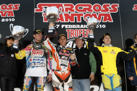 Steve Ramon (vas.), Antonio Cairoli ja Clement DeSalle Mantovan MX1-palkintokorokkeella.