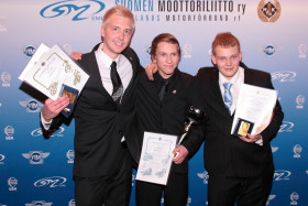 Speedwayn molemmat mestaruudet (yleinen ja U-21) voittanut Timo Lahti (vas.), 80 cc:n Suomen Cupin voittanut Jooa Partanen ja maaradan SM- ja PM-kultaa voittanut Aki-Pekka Mustonen.